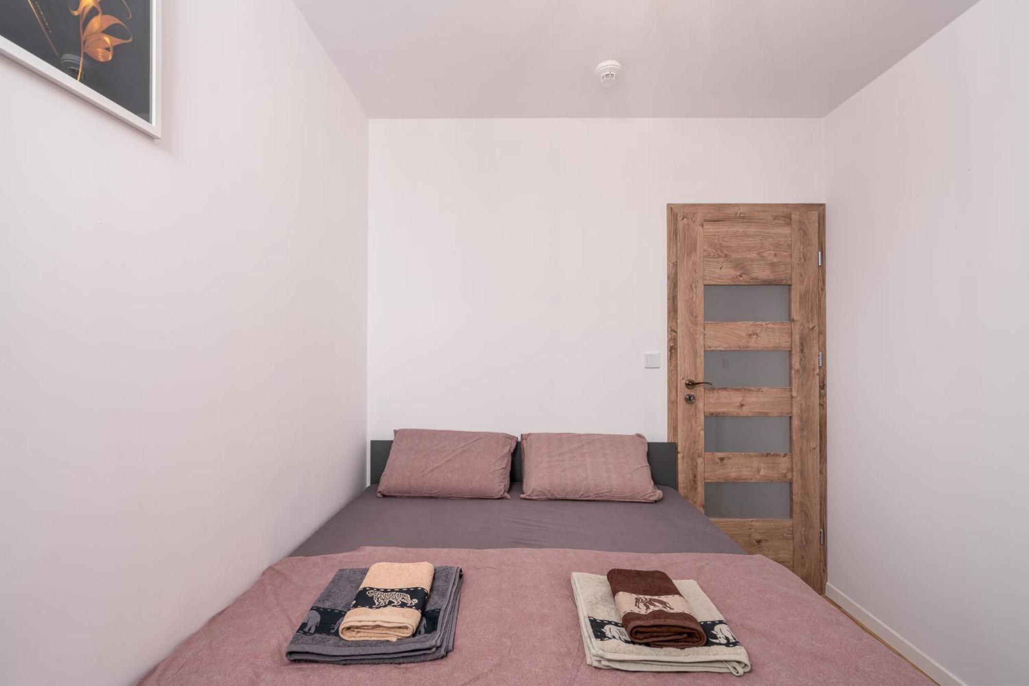 Apartwro 7th - Square, Railway Station Apartment