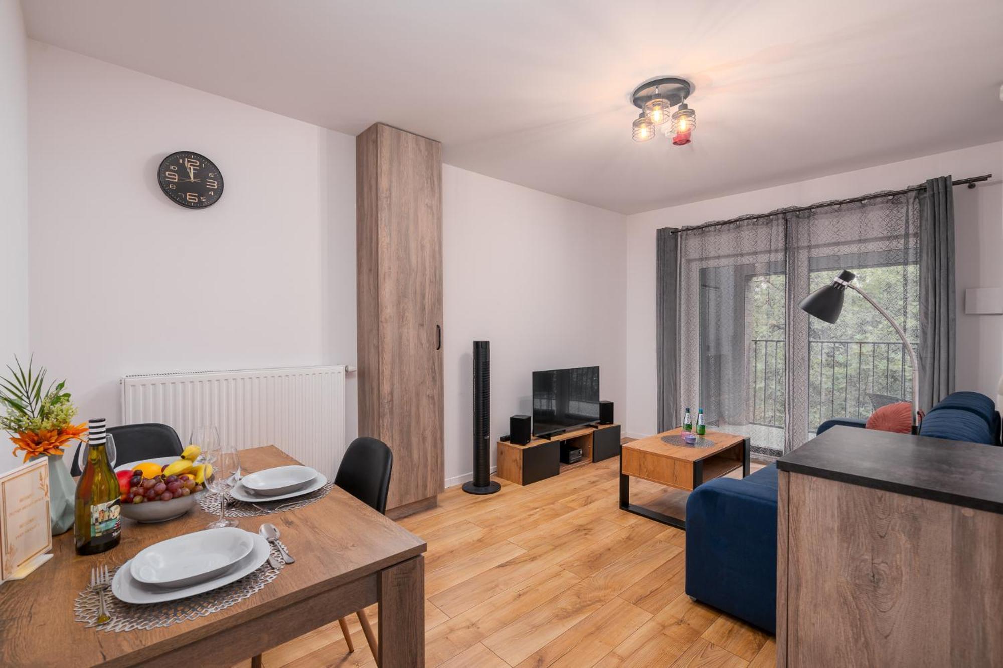 Apartwro 7th - Square, Railway Station Apartment *